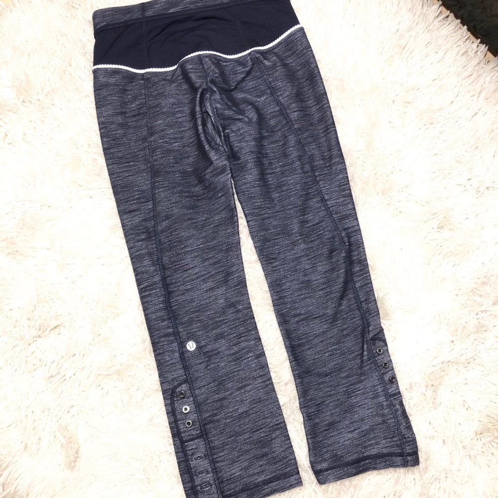 Like NEW! LuluLemon Athletica Navy Leggings Size 6 - Picture 6 of 7
